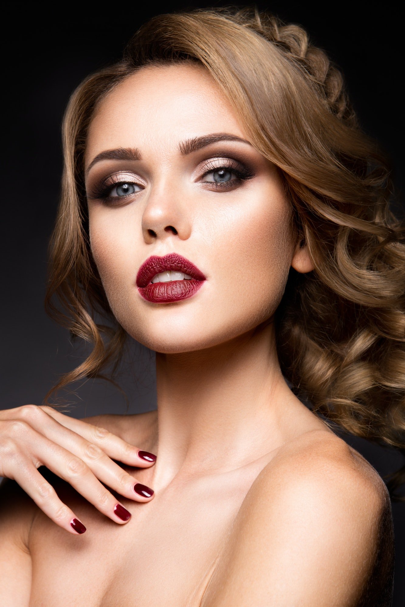 close-up-portrait-of-beautiful-woman-with-bright-make-up.jpg close-up-portrait-of-beautiful-woman-with-bright-make-up.jpg